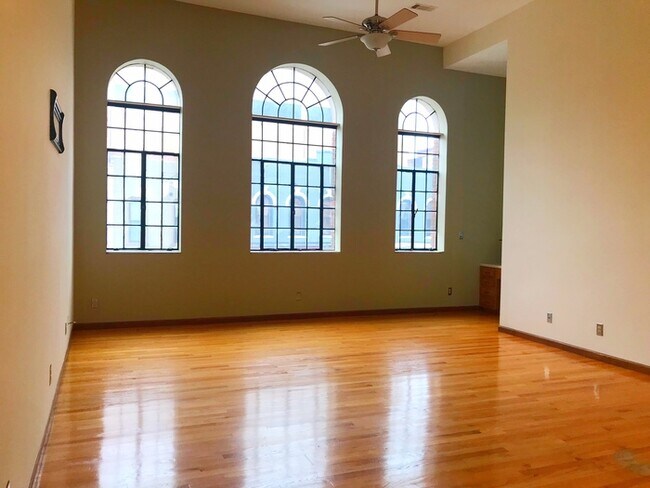 Foto del edificio - 1 Bedroom Loft Apartment Downtown Bloomington