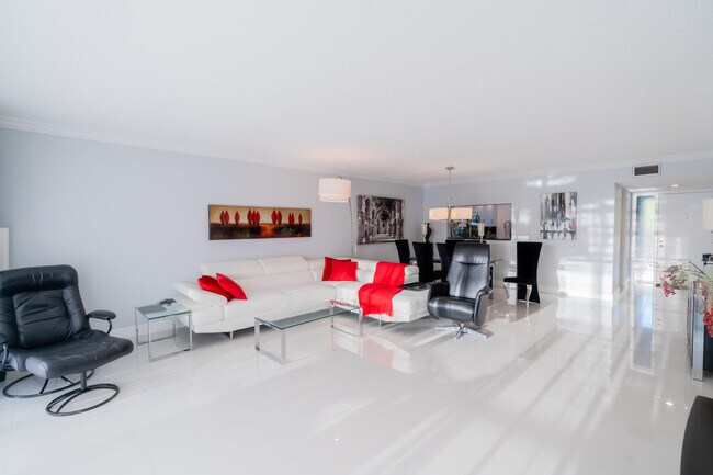 Foto del edificio - 5757 Fairway Park Ct