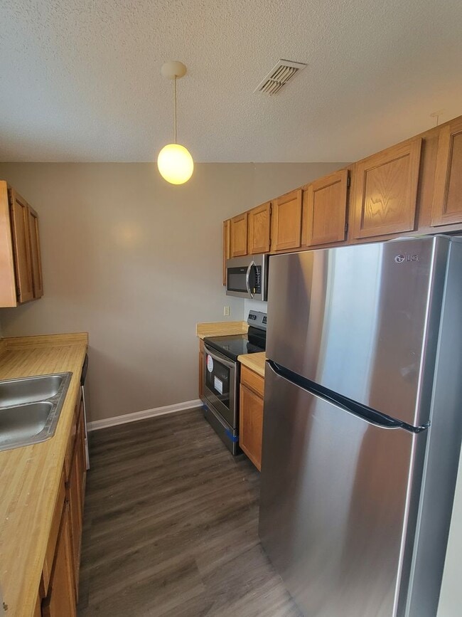 Building Photo - $1195 - 2/2 - Jefferson Square - Move in Special