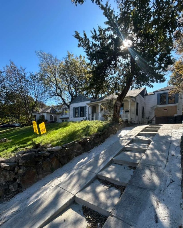 Photo - 314 W Clarendon Dr House