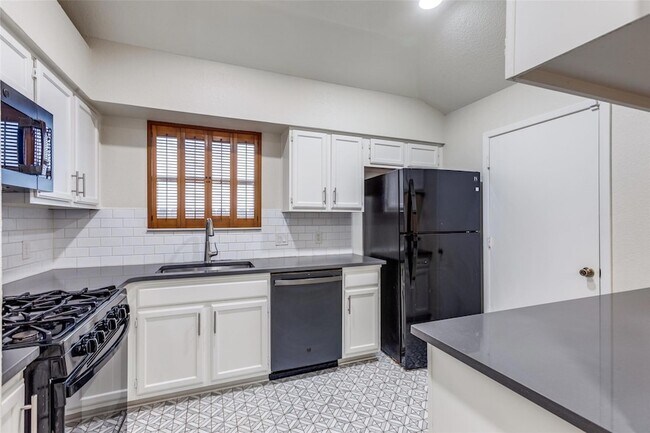 Building Photo - 900 Angleton Cove