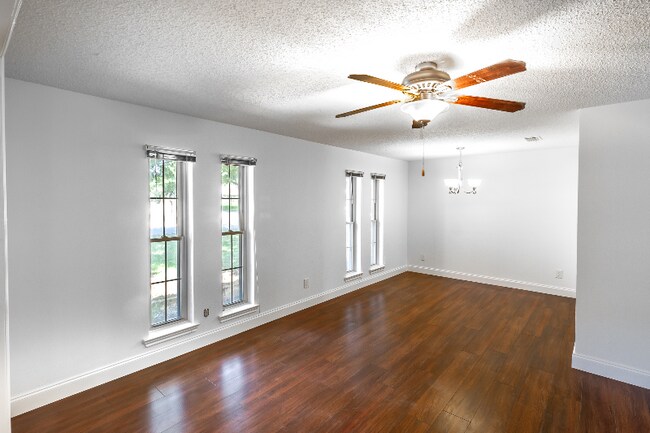 Building Photo - 2422 Cypress Dr