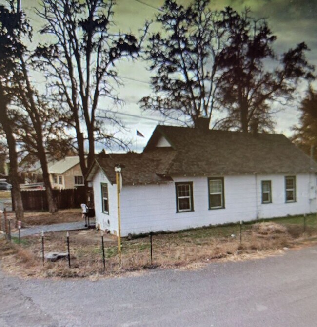 Building Photo - 3 bedroom/1 bath