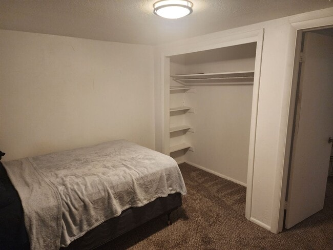 Building Photo - Charming basement apartment