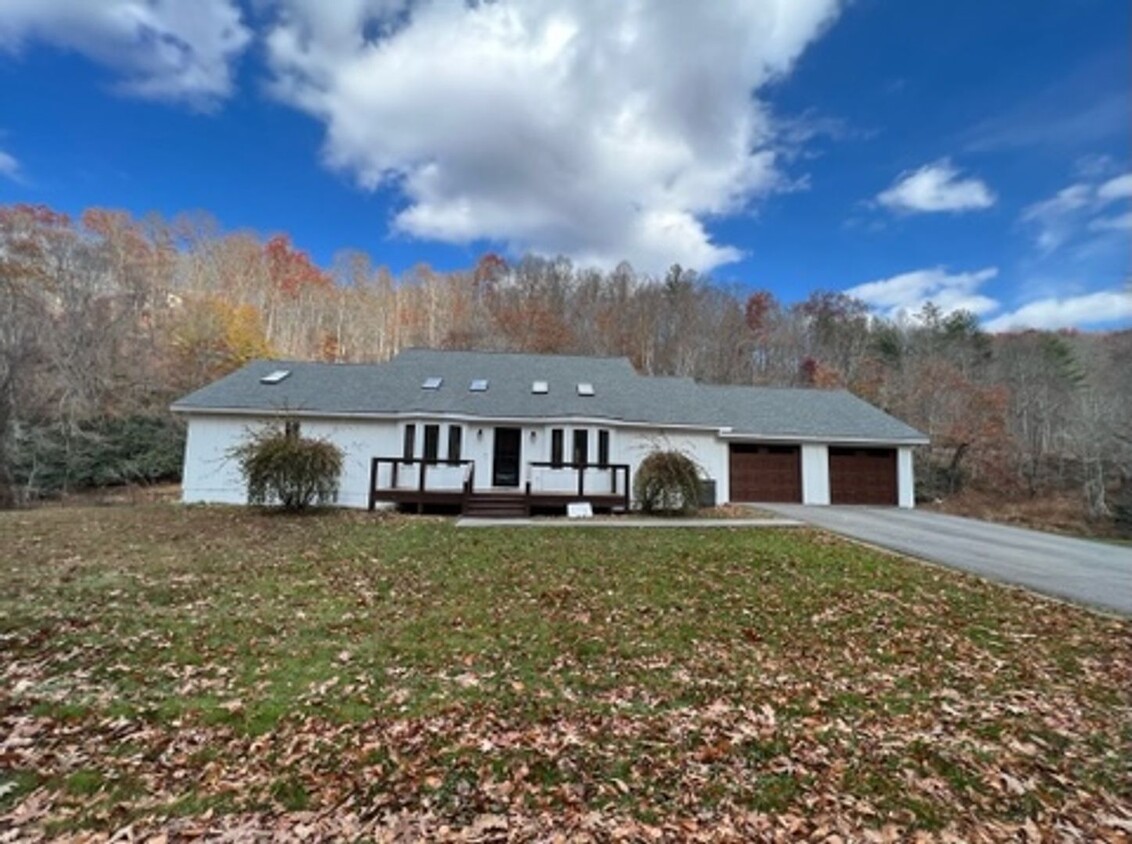Primary Photo - 250 River Run Rd