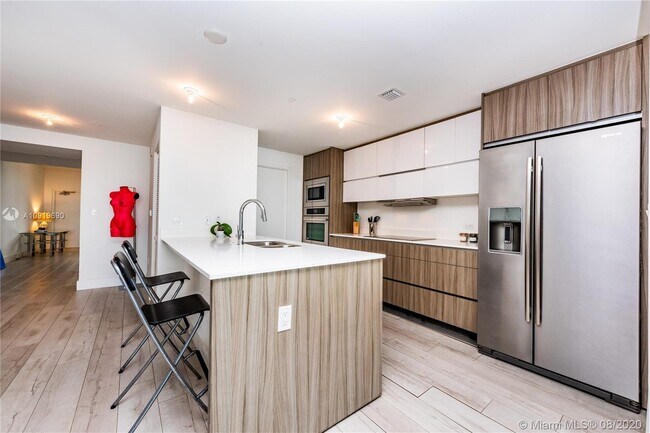 Foto del edificio - 600 NE 27th St