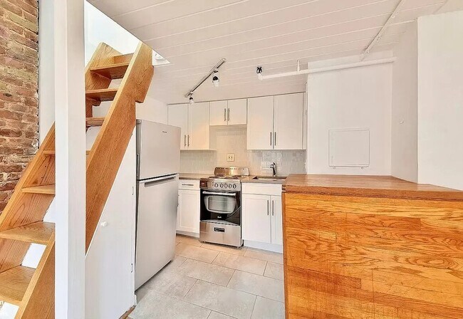 Foto del edificio - 496 LaGuardia Pl