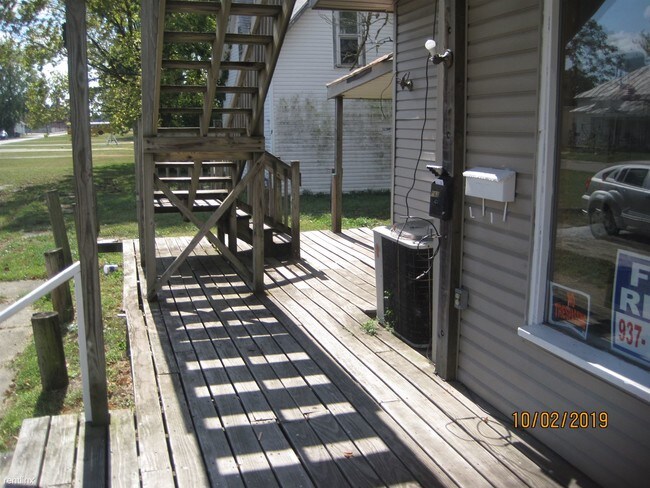 Building Photo - Studio, 1 bath Triplex - The Condo's 563 N...