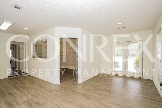 Foto del edificio - Beautiful 3 Bedroom Home with High Ceilings!