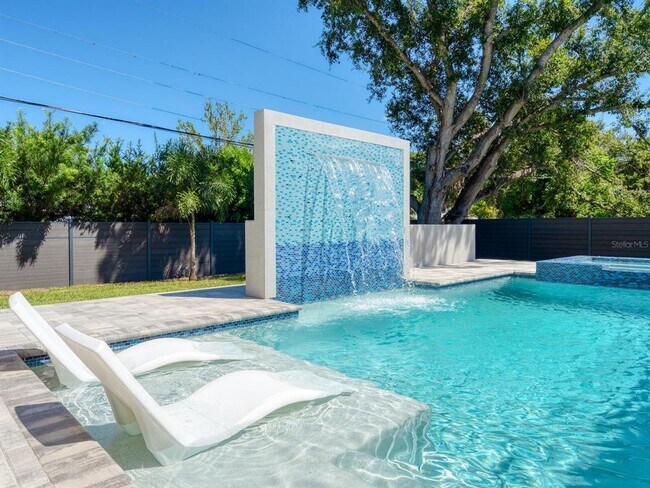 Foto del edificio - 2467 Hyde Park St