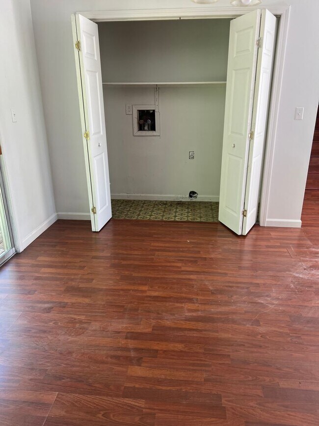Foto del edificio - Great Location! Remodeled 4 bedroom 2 full...