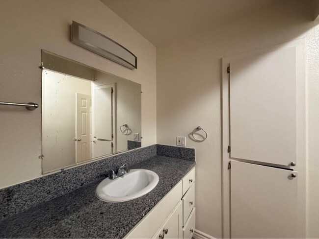 Foto del edificio - 16131 Eucalyptus Ave