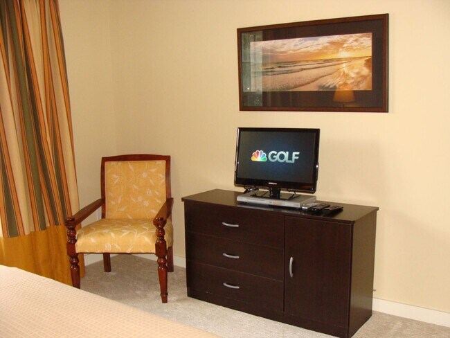 Building Photo - 1-bedroom furnished condo with fenced courtyard