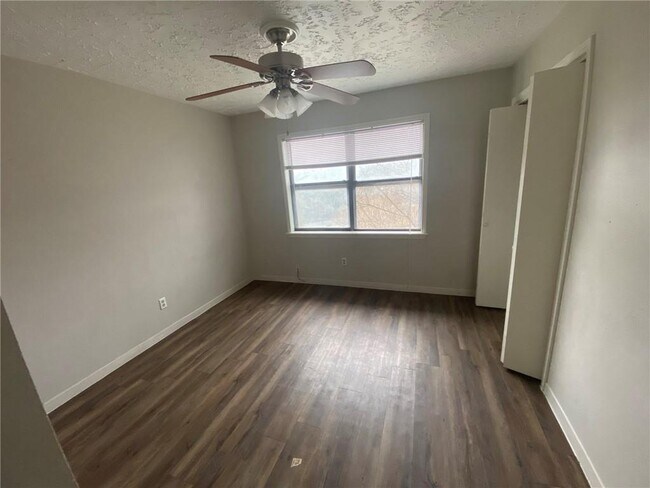 Foto del edificio - 906 N LBJ Dr
