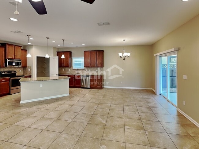 Foto del edificio - 332 Silver Glen Ave