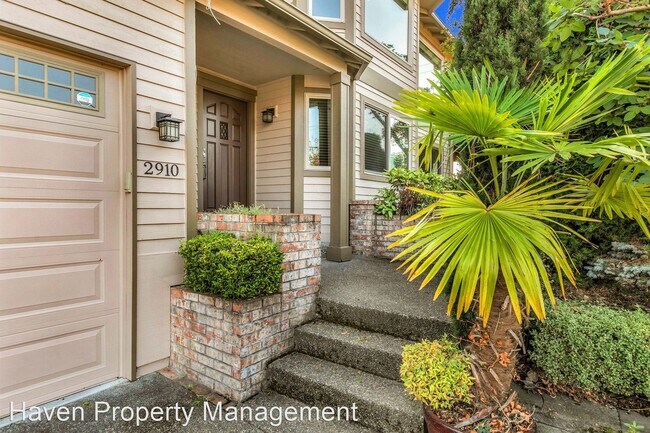 Building Photo - 4 br, 2.5 bath House - 2910 Burnett Ave N