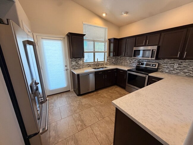 Building Photo - Charming 3 Bed / 2 Bath Home in Stetson Hills with All appliances