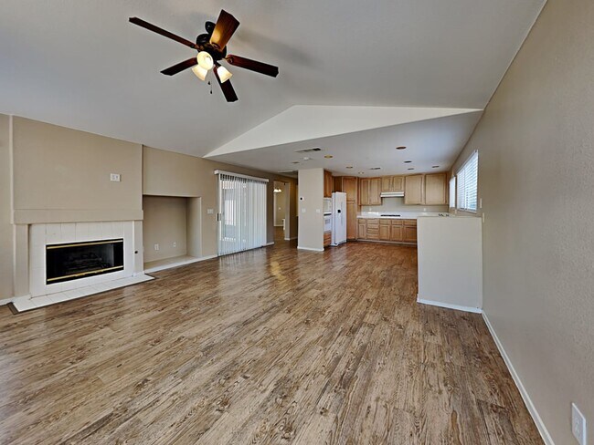 Building Photo - 1024 Crescent Moon Dr