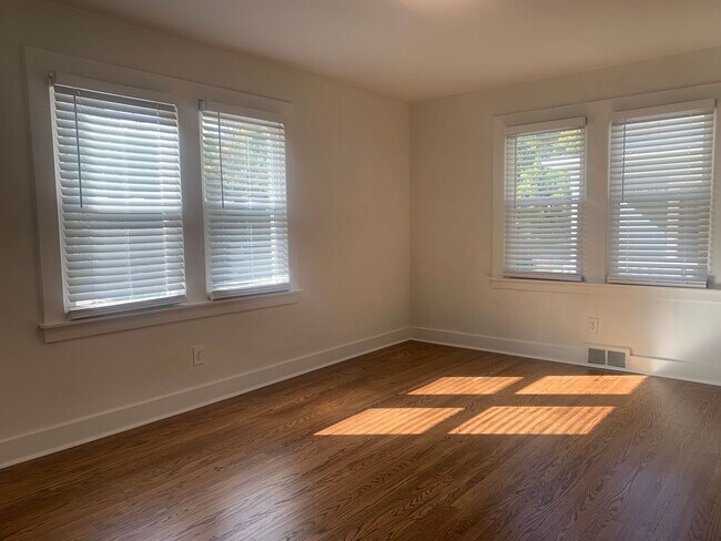 Foto del edificio - GREAT LOCATION!  Charming Crescent Hill Home - 2 bedroom/1 bathroom single family home