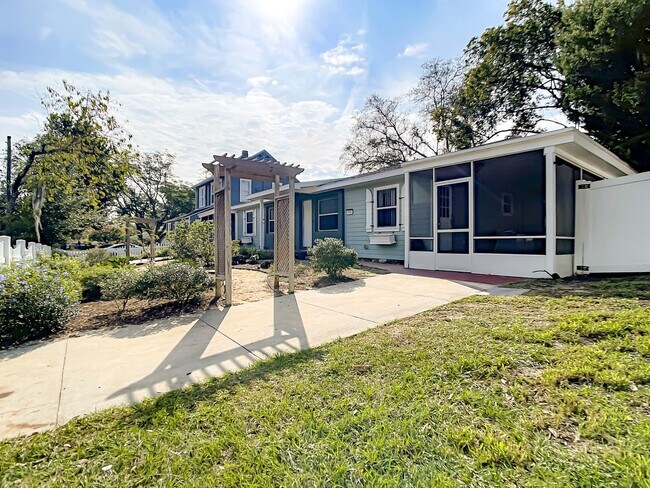 Foto del edificio - 2 Bedroom, 1 Bath Duplex in Groveland - Pr...