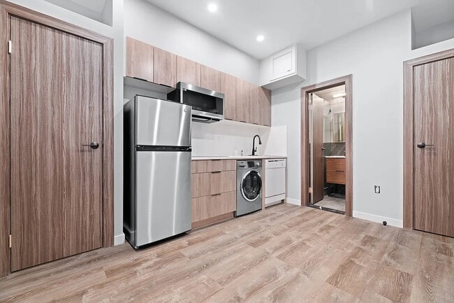 Building Photo - 437 W 46th St