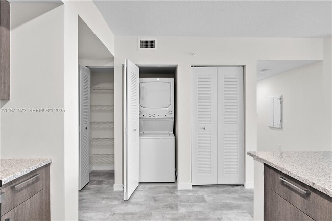 Photo - 400 NW 112th Ave (Doral, FL) Apartment