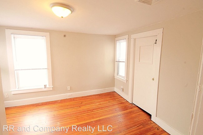 Building Photo - 207 Pine St