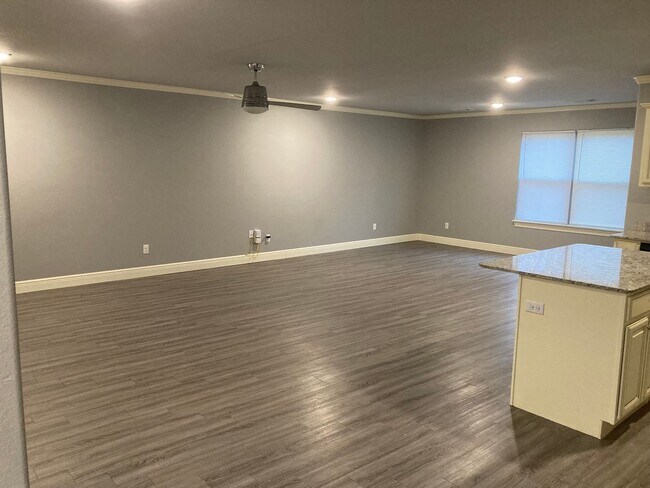 Foto del edificio - $150 AMAZON GIFT CARD WITH SIGNED LEASE!! 3B/3.5B PRE-LEASING FOR AUG 10 MOVE-IN!!