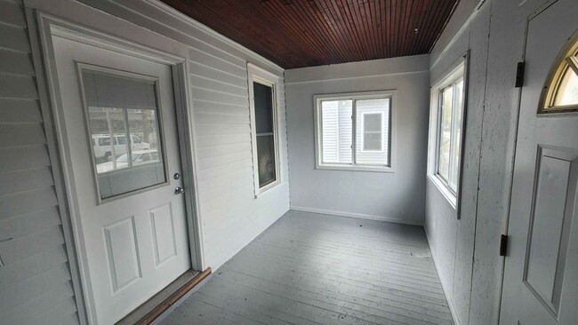 Building Photo - 923 6th St S