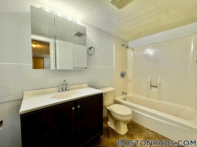 Foto del edificio - 675 N Main St