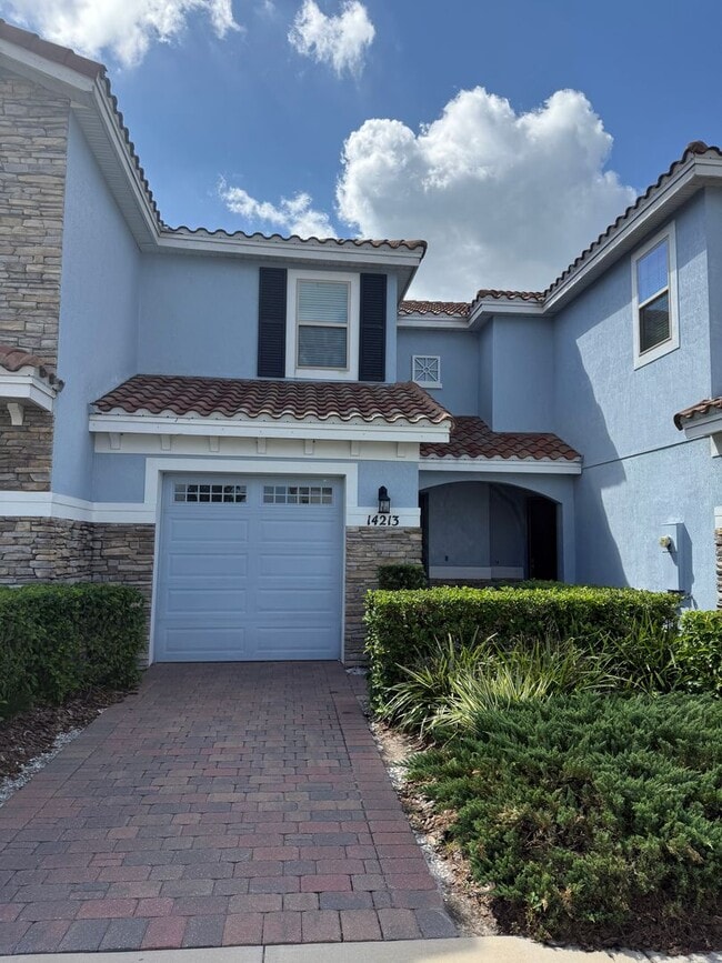 Building Photo - 2-bedroom, 2.5-bath townhome located in Ea...