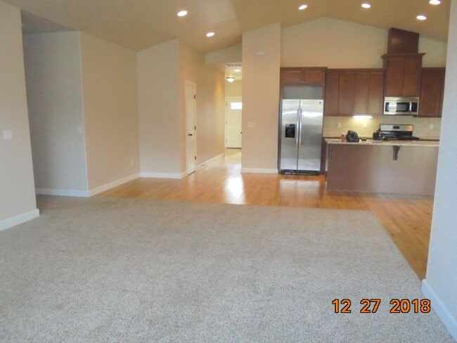 Building Photo - 2981 SW Redmond Hill Rd