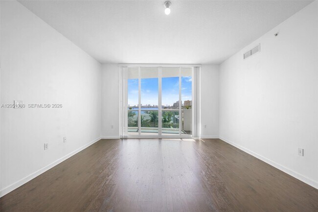 Foto del edificio - 7910 Harbor Island Dr