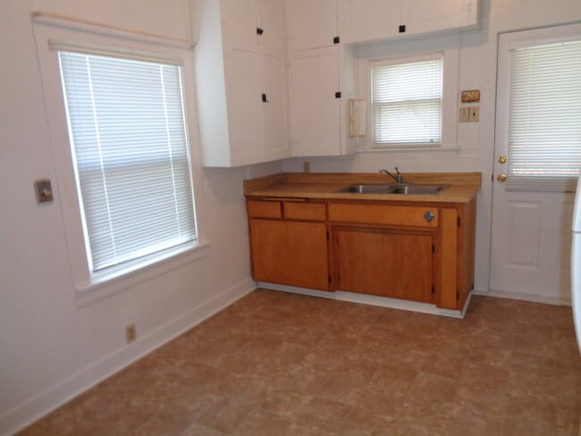 Building Photo - Adorable 1 bedroom with fenced in yard