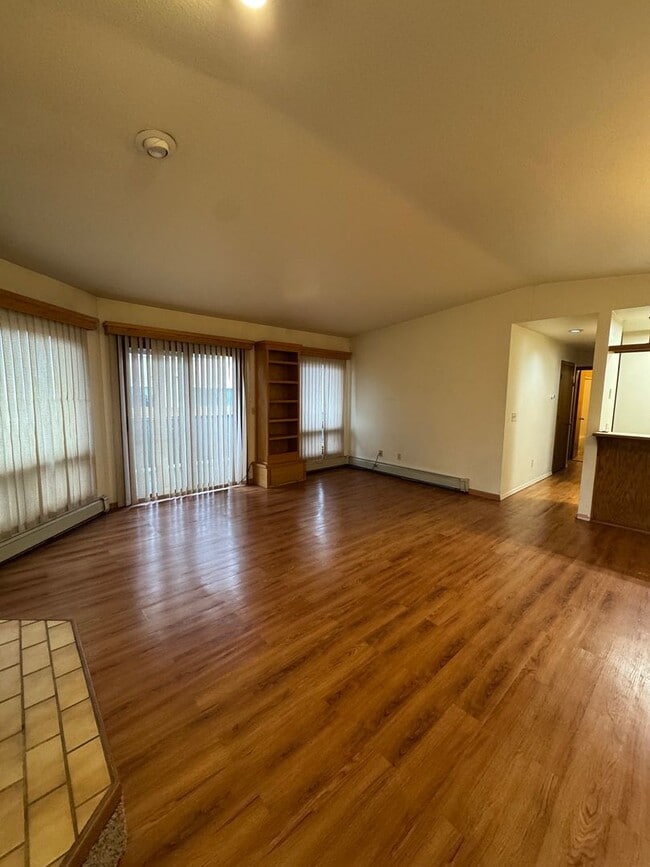 Building Photo - 2 bed/ 1 bath condo in UMED