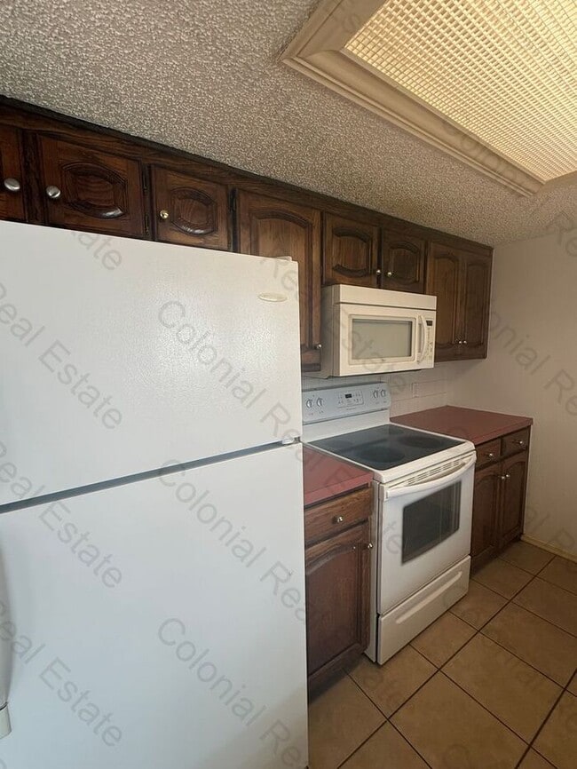 Building Photo - Spacious 2 bedroom 2 bathroom apartment, equipped with central heat and air, appliances, washer/d...