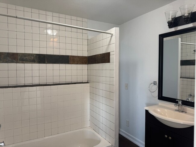 Building Photo - 939 University Ave