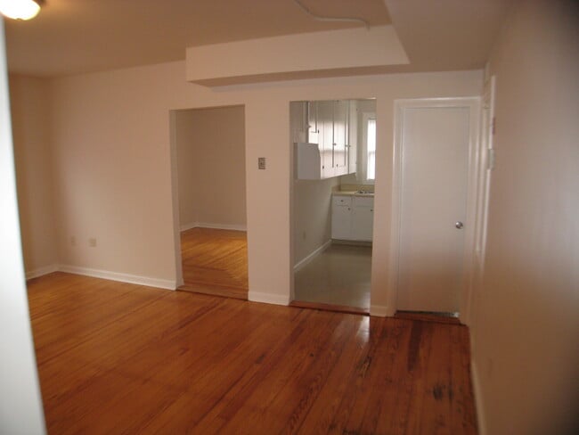 Foto del edificio - Renovated 2BR Near Cass Park