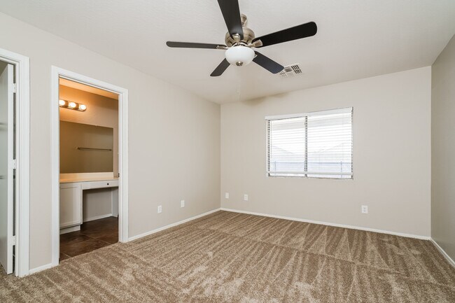 Foto del edificio - 12429 W Sweetwater Ave