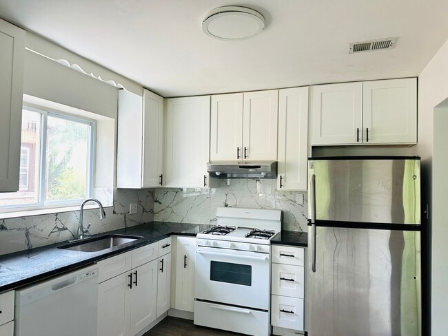 Building Photo - 8638 Trumbull Ave