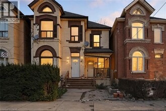 Building Photo - 26 Murray St W