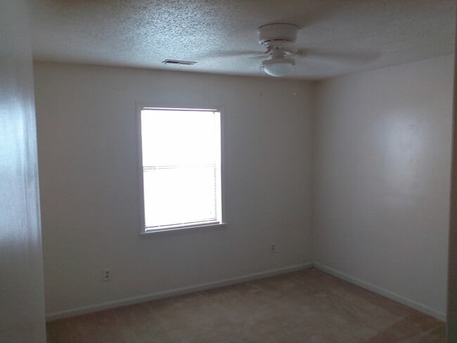 Building Photo - 2 Bedroom, 1 Bath Downstairs Unit ** Call us about our Move in Special**