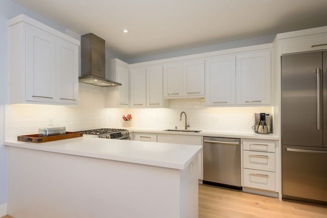 Building Photo - Furnished Top Floor Unit with AC located D...