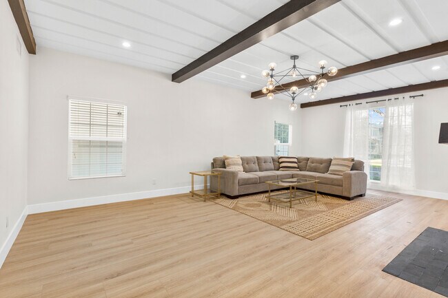 Foto del edificio - 114 S Harper Ave