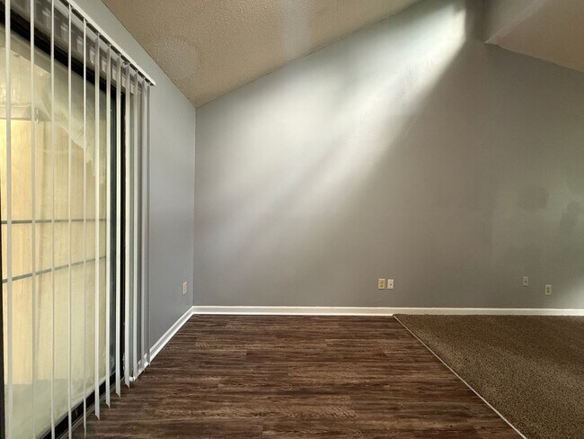 Building Photo - Newly remodeled unit in Brewster Estates!