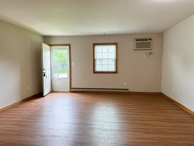 Building Photo - 114 Oak Ave