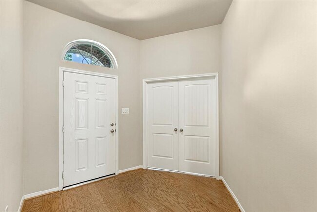 Building Photo - 2471 Garden Falls Dr