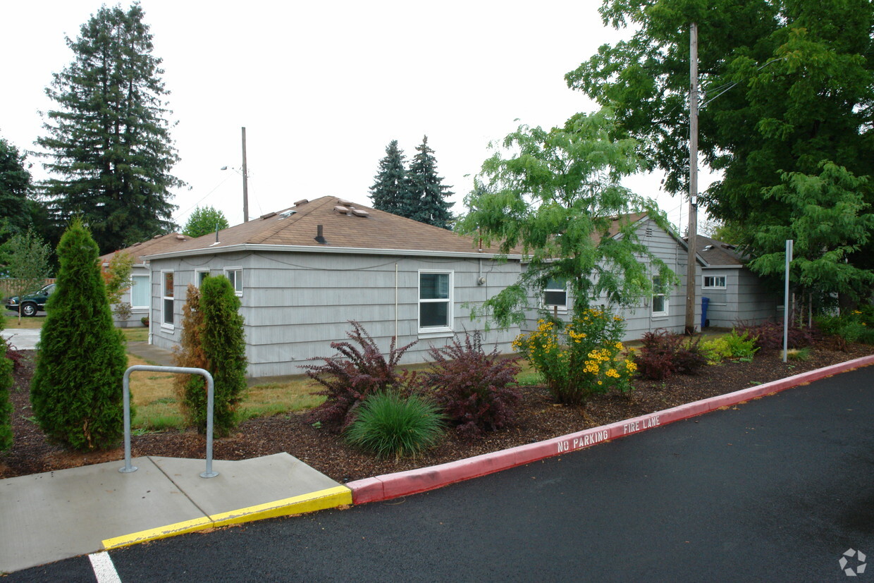 Building Photo - Highland Cottages