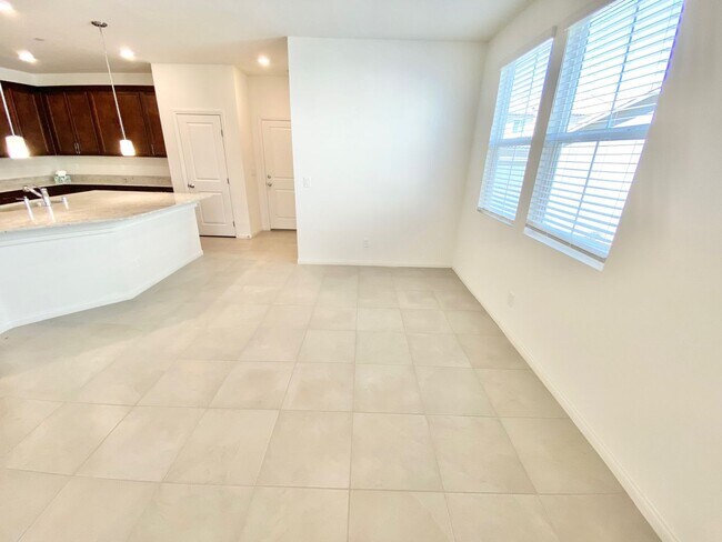 Foto del edificio - STUNNING BRAND NEW 3 BEDROOMS 2.5 BATHROOMS TWO STORY TOWNHOUSE WITH 2 CAR GARAGE