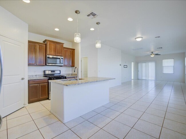 Foto del edificio - Bright & Spacious 3-Bedroom Home with Open-Concept Living and Community Pool